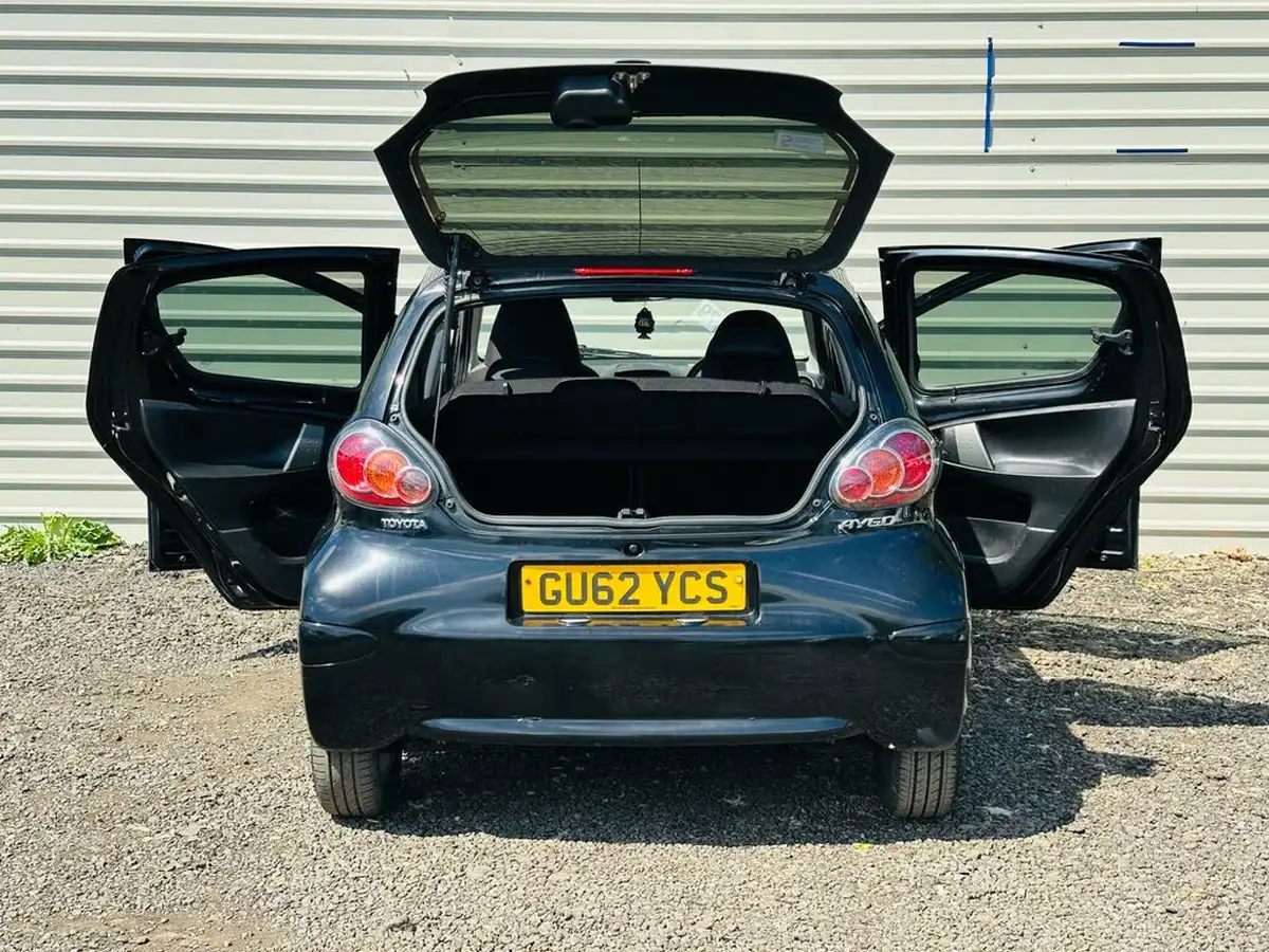 2012-toyota-aygo-10-aygo-fire-5d-big-22
