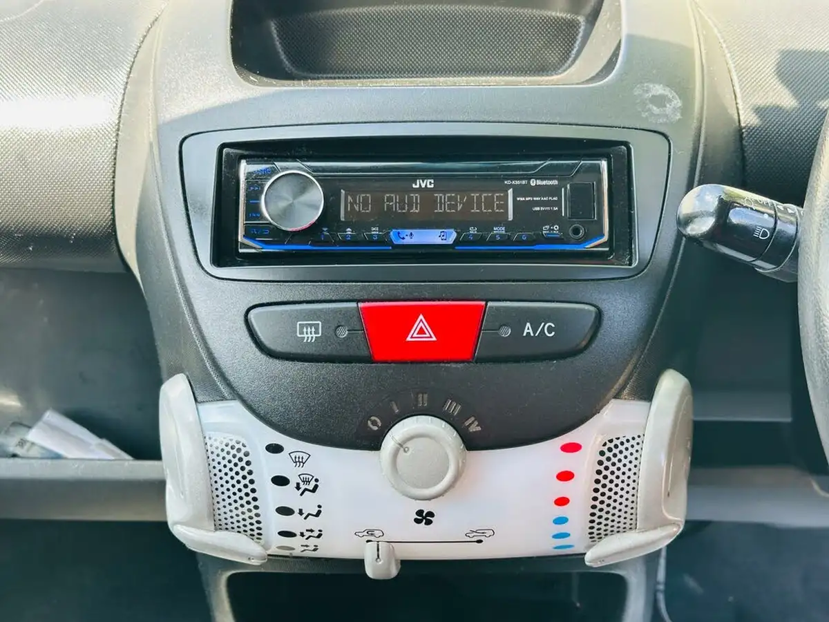 2012-toyota-aygo-10-aygo-fire-5d-big-46