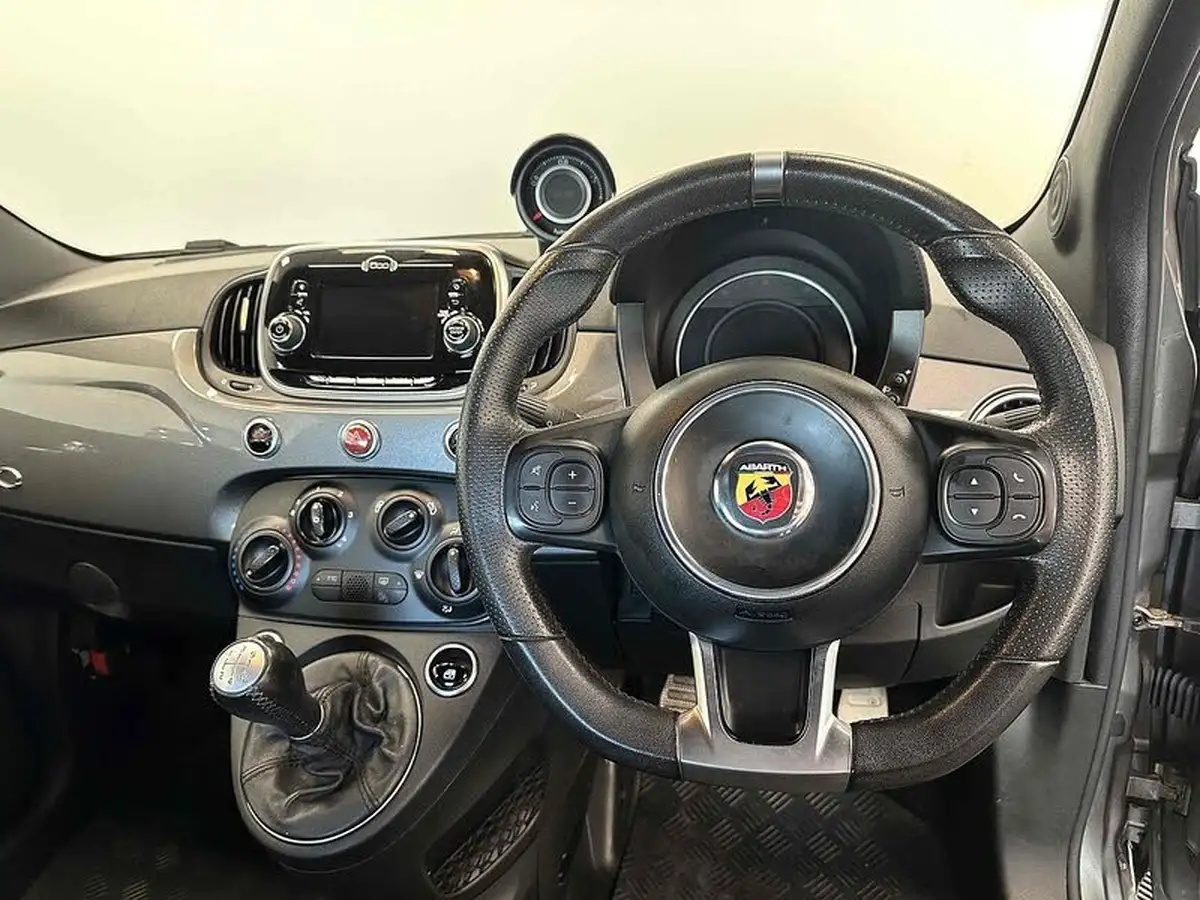 2017-abarth-595-14-tjet-big-15