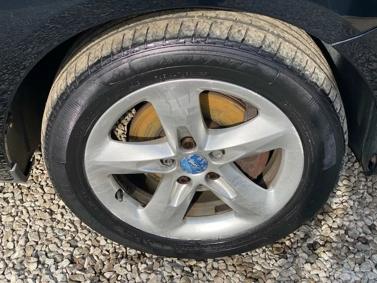2010-ford-focus-16-zetec-hatchback-5d-big-50