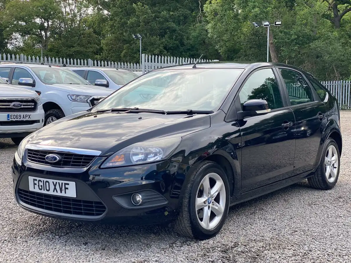 2010-ford-focus-16-zetec-hatchback-5d-big-2