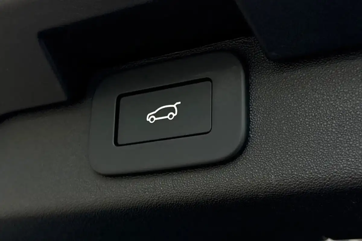 2023-land-rover-discovery-30-d300-dynamic-hse-big-35