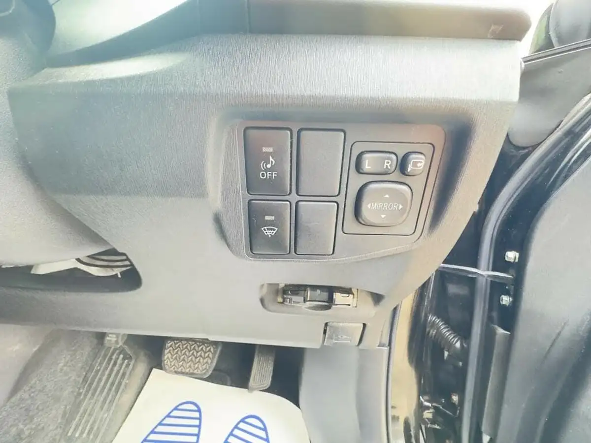 2012-toyota-prius-big-18