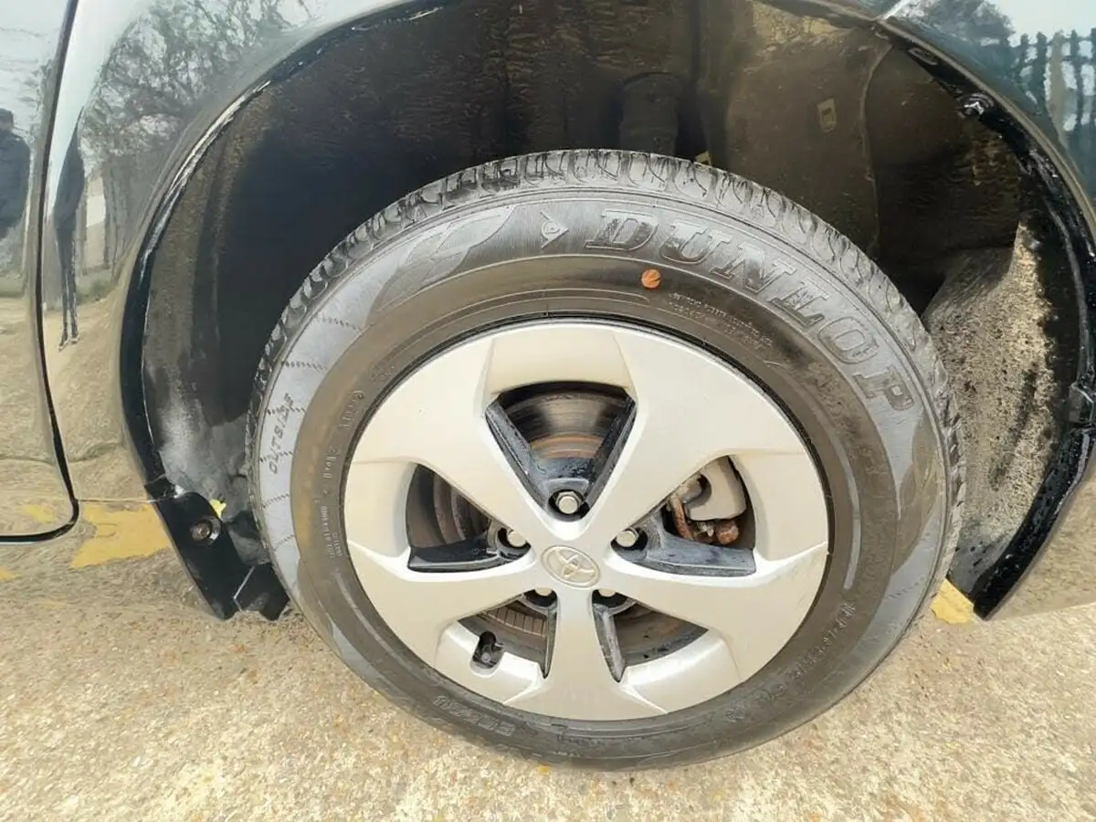 2012-toyota-prius-big-42