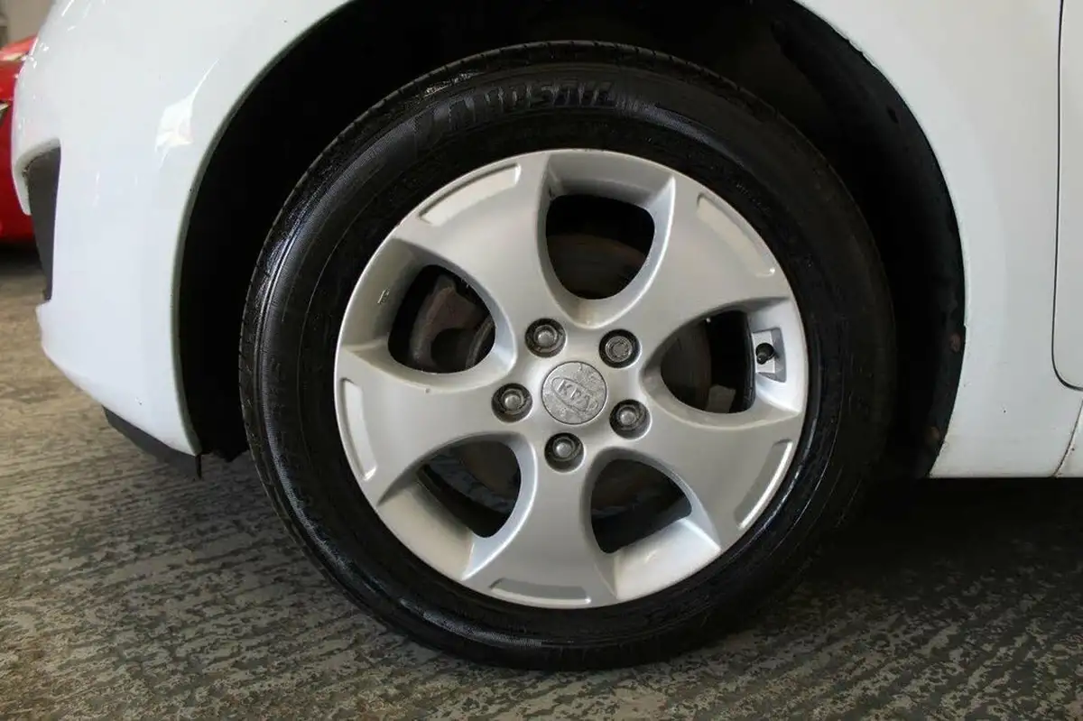 2011-kia-venga-16-3-auto-big-46