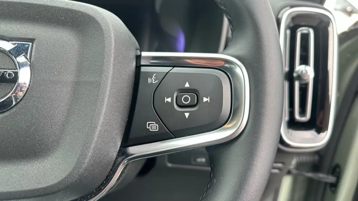 2024-volvo-xc40-20-b3-plus-big-28