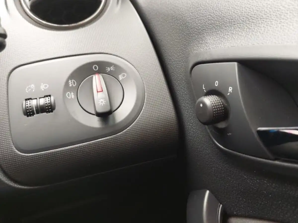 2015-seat-ibiza-14-toca-hatchback-5d-big-18