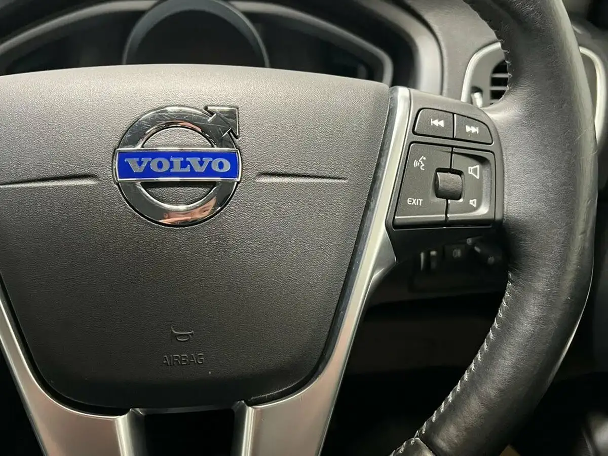 2014-volvo-v40-20td-d3-se-lux-big-22