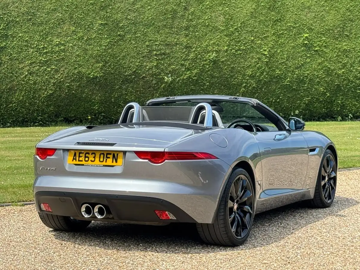 2013-jaguar-f-type-30-big-11