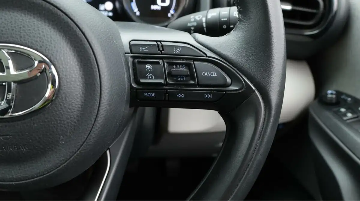 2022-toyota-yaris-15-vvt-i-excel-big-24