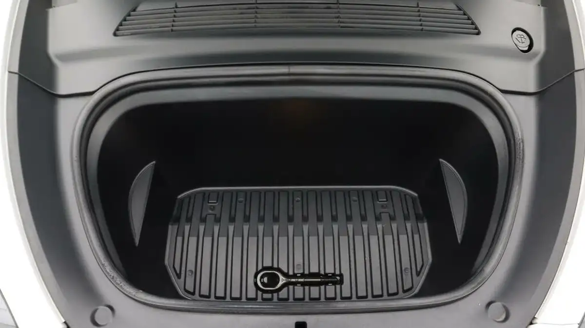 2023-tesla-model-y-e-long-range-big-19