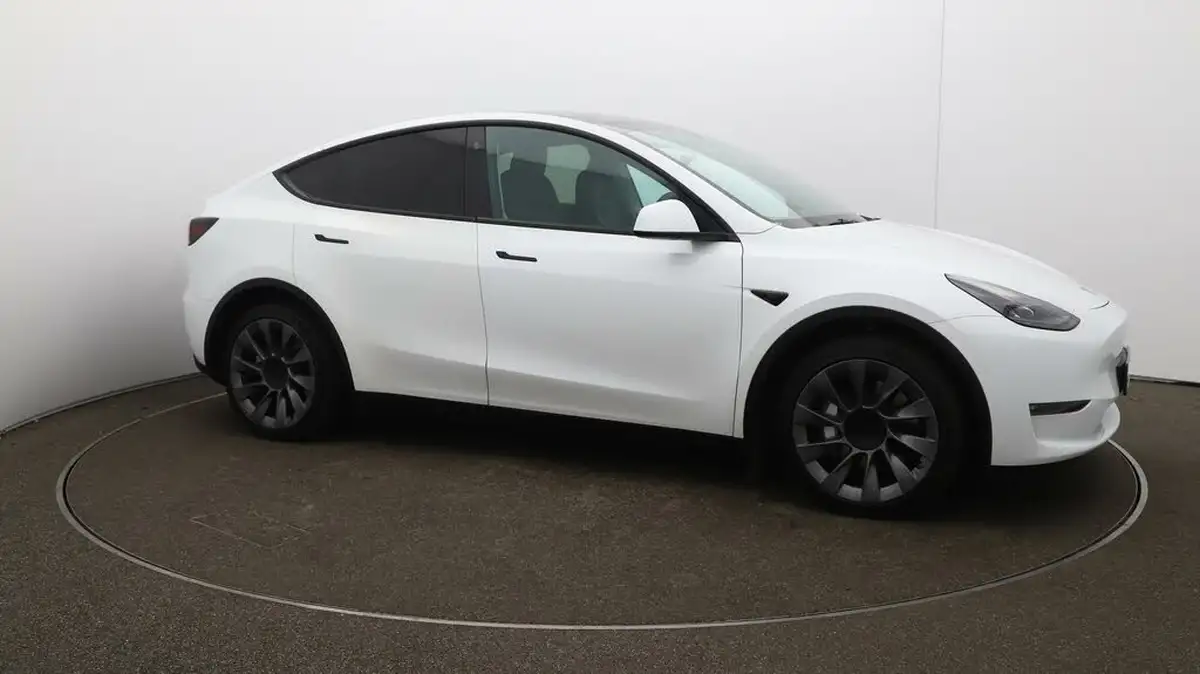 2023-tesla-model-y-e-long-range-big-43
