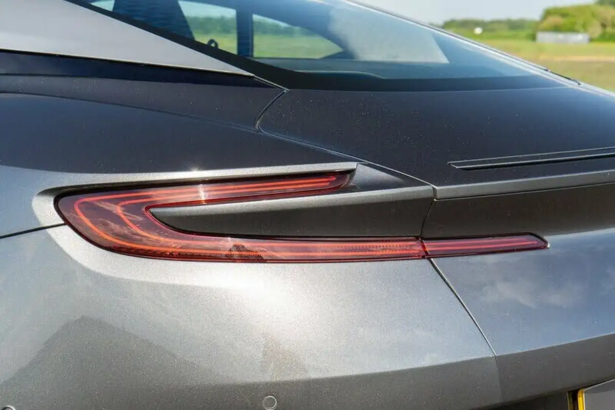 2017-aston-martin-db11-52-v12-launch-edition-big-14