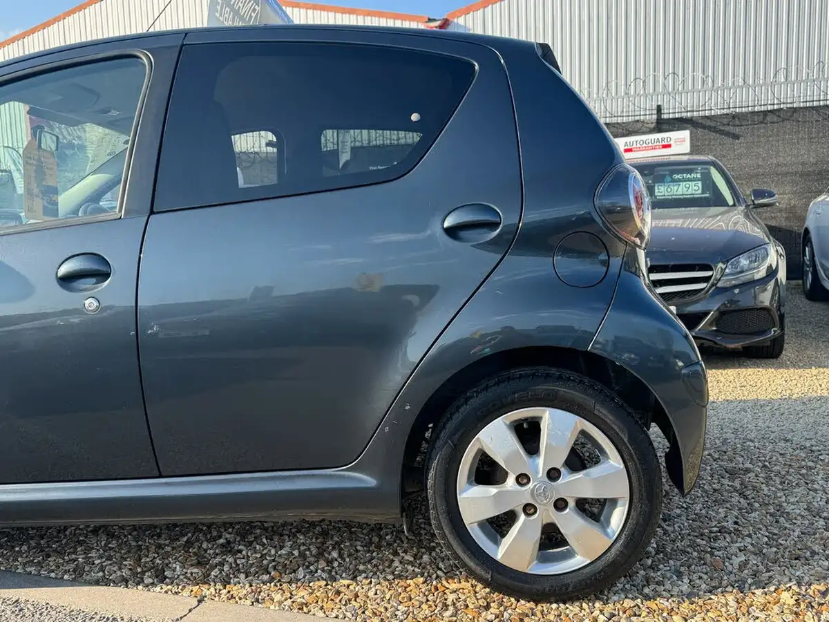 2012-toyota-aygo-10-aygo-go-5d-big-20