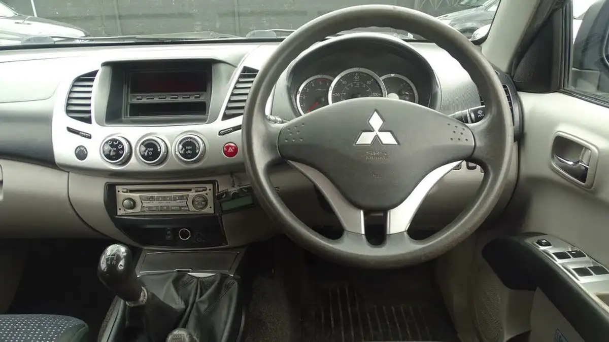 2010-mitsubishi-l200-25td-trojan-big-51