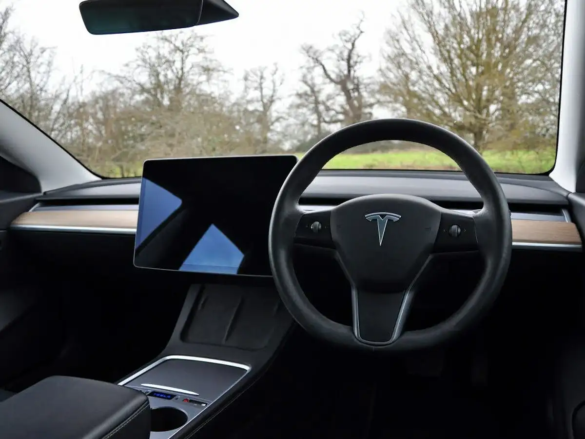 2020-tesla-model-3-e-long-range-big-27
