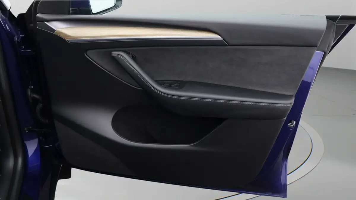 2023-tesla-model-y-e-long-range-big-14