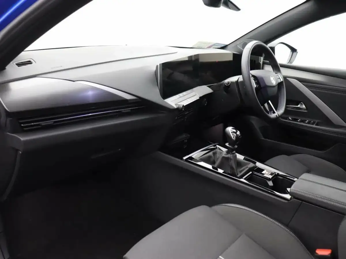 2023-vauxhall-astra-big-10
