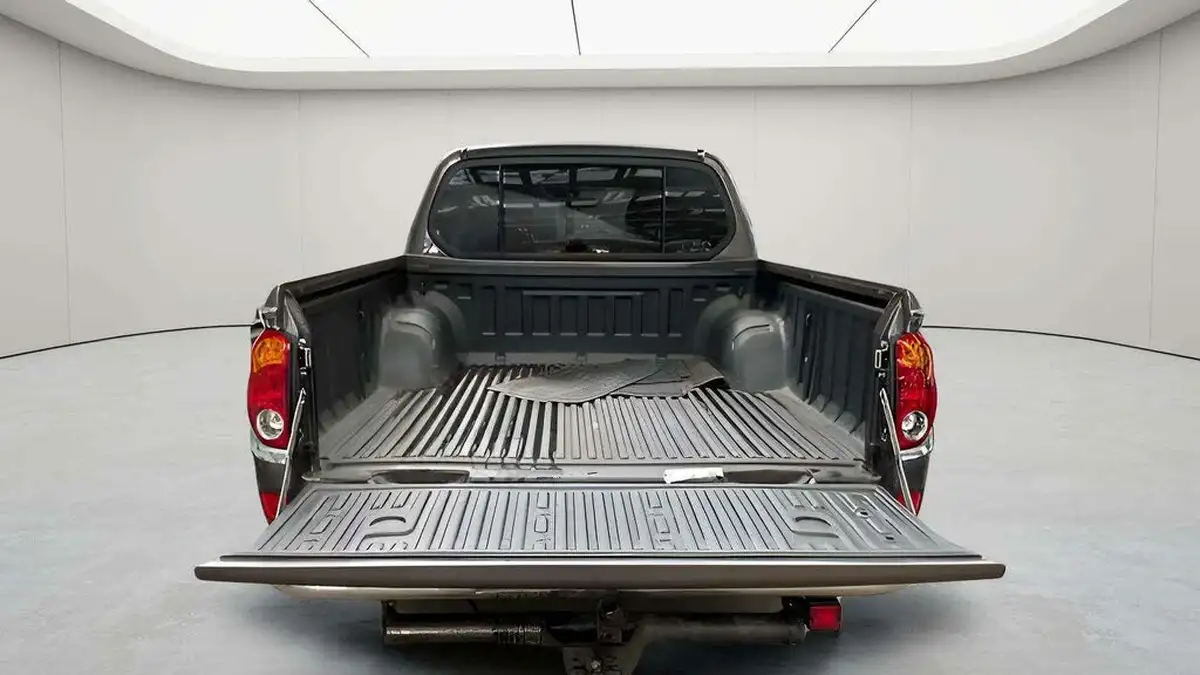 2014-mitsubishi-l200-25td-barbarian-black-big-9