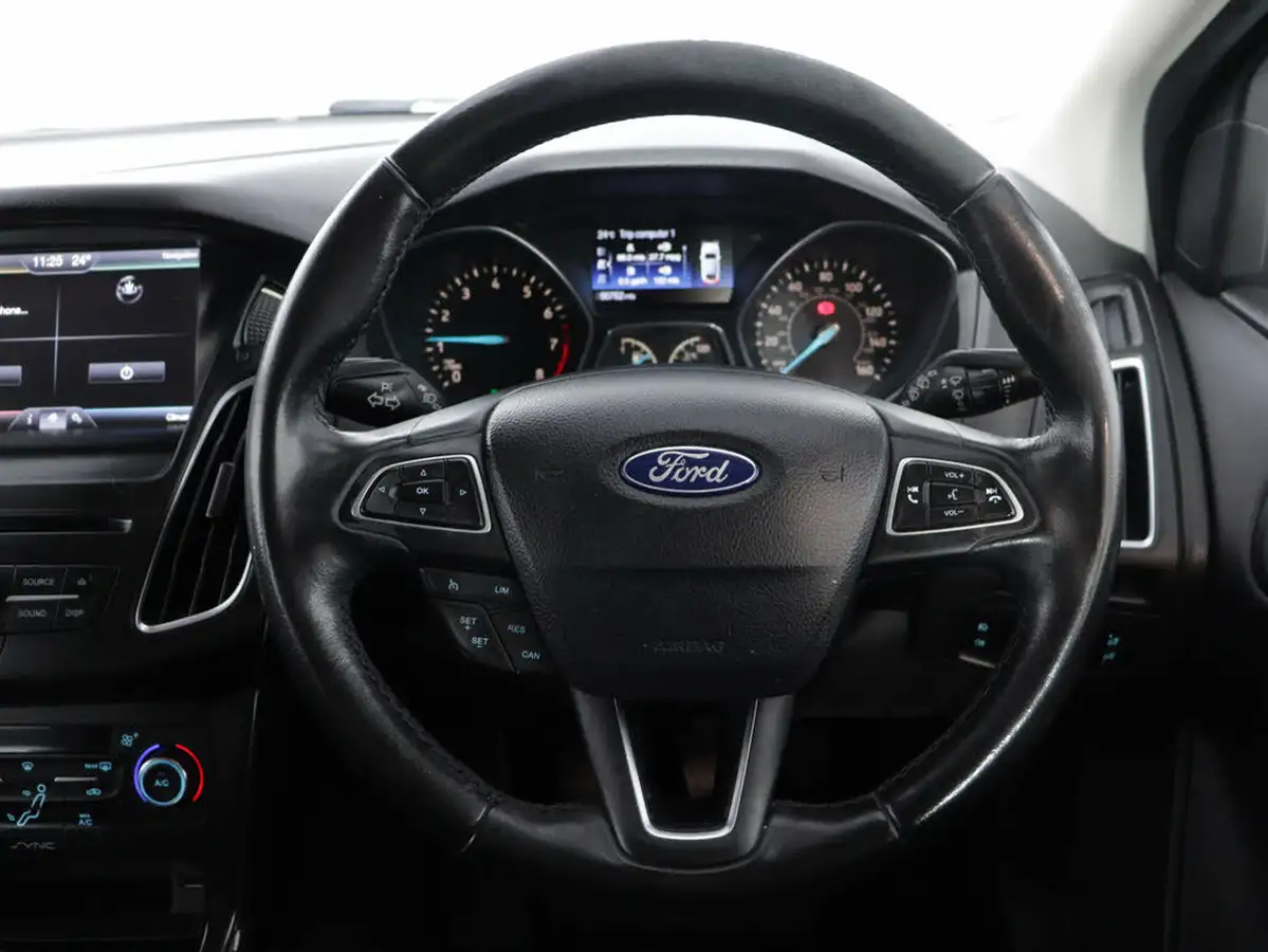 2015-ford-focus-15-titanium-hatchback-big-16