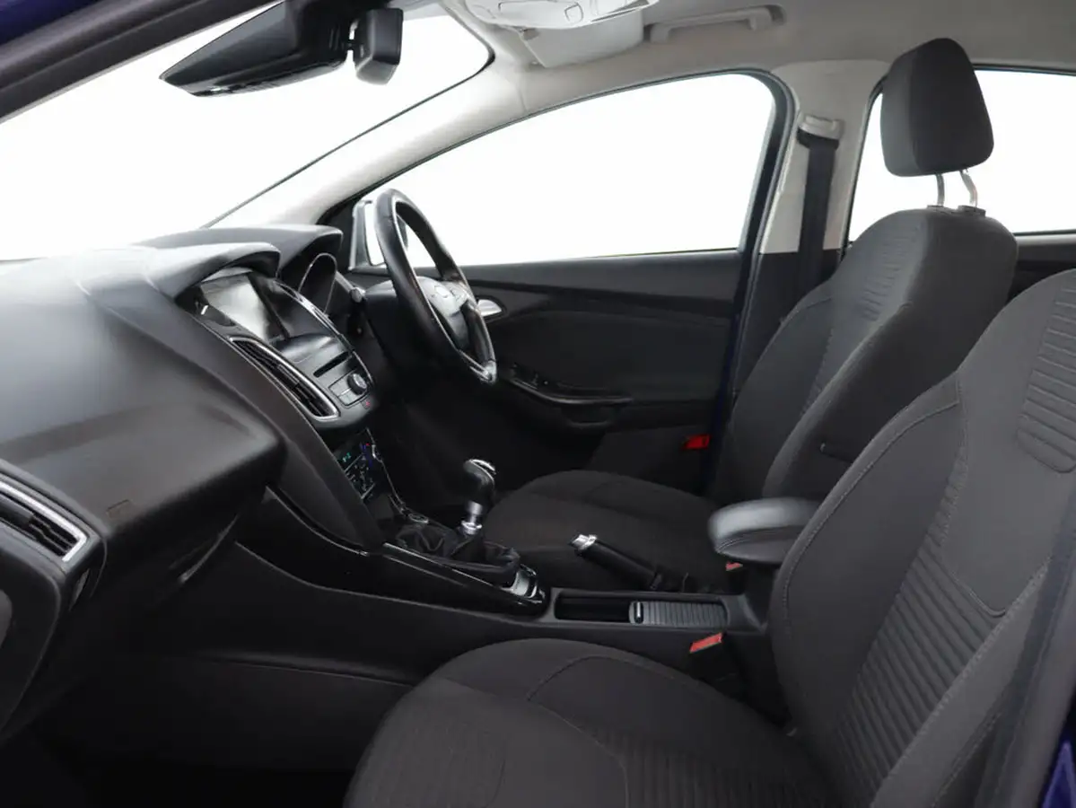 2015-ford-focus-15-titanium-hatchback-big-40