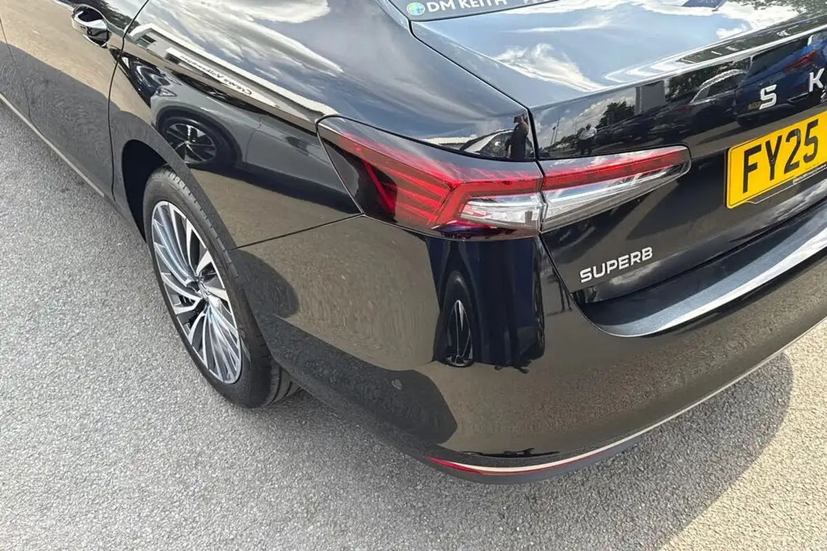 2025-skoda-superb-20tdi-laurin-klement-193ps-4x4-hatchback-big-7