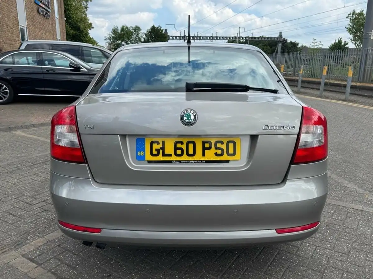2011-skoda-octavia-14-elegance-124ps-hatchback-dsg-big-6