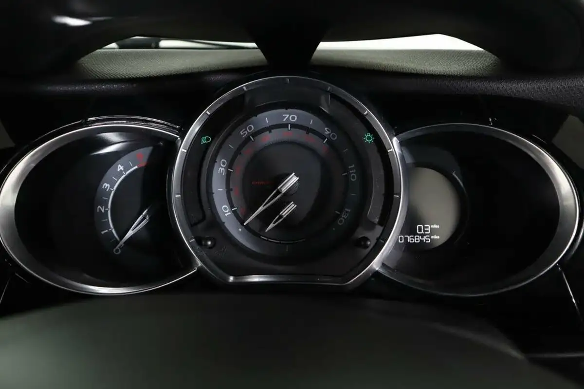 2014-citroen-ds3-cabrio-16e-hdi-dstyle-plus-big-18