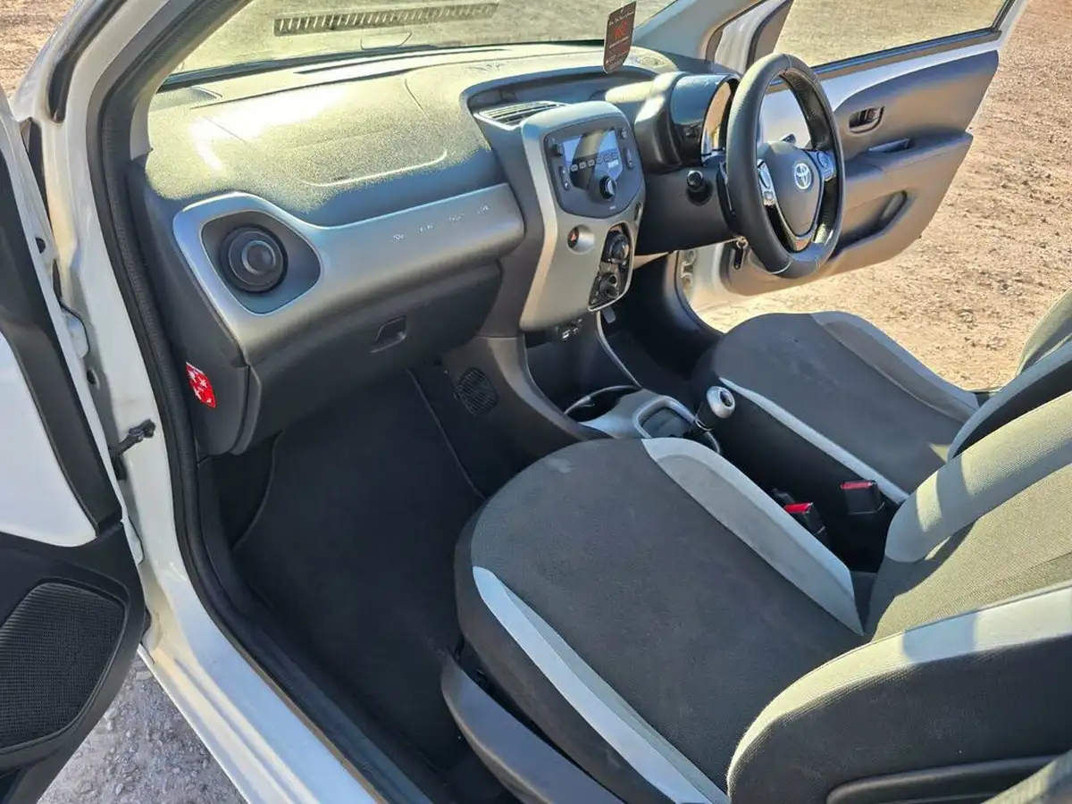 2015-toyota-aygo-10-vvt-i-x-play-5d-x-shift-big-15