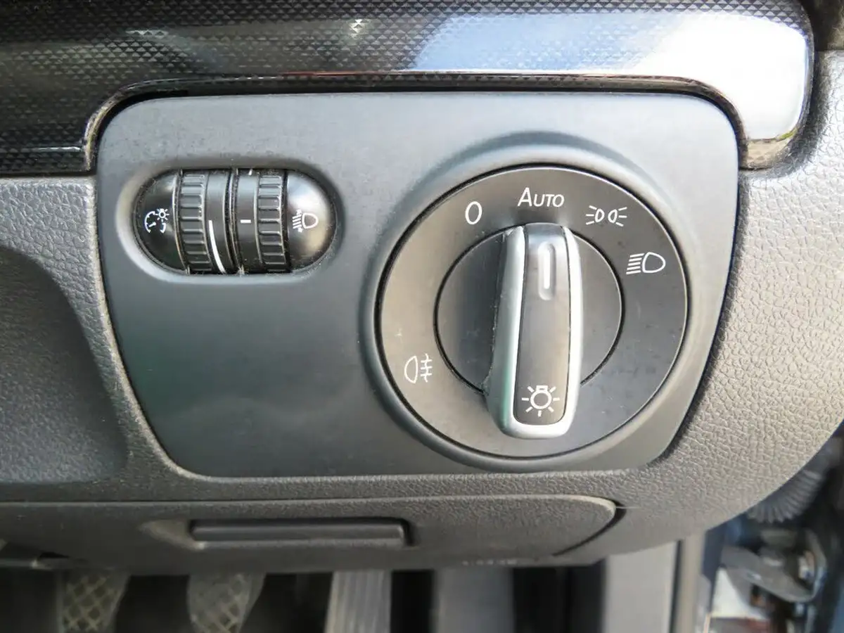 2012-volkswagen-golf-14-match-5d-big-32
