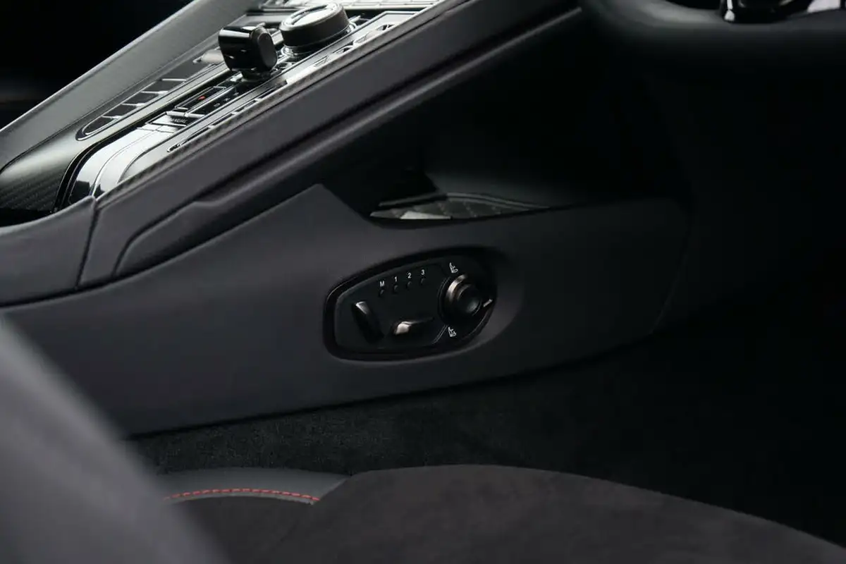 2024-aston-martin-db12-40-v8-auto-euro-6-ss-2dr-big-18
