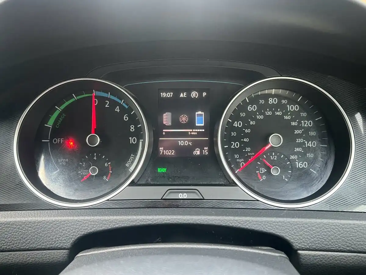 2016-volkswagen-golf-14-tsi-gte-nav-big-42