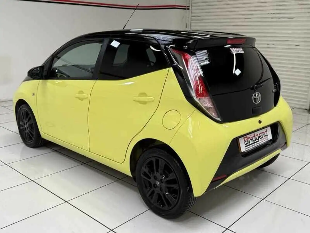 2017-toyota-aygo-10-vvt-i-x-cite-3-bi-tone-yellow-5d-big-3