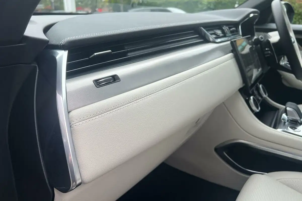 2024-jaguar-f-pace-20-d200-r-dynamic-se-black-90th-anniversary-edition-big-46
