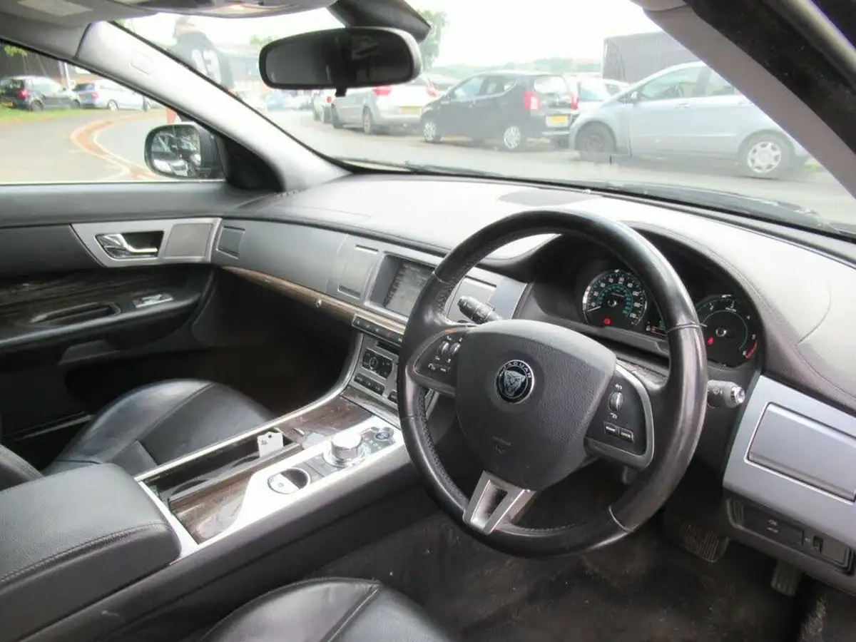 2015-jaguar-xf-22td-luxury-200ps-sportbrake-5d-big-7