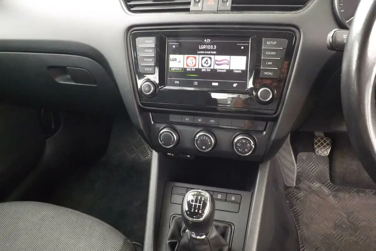 2016-skoda-octavia-10-tsi-s-hatchback-big-17