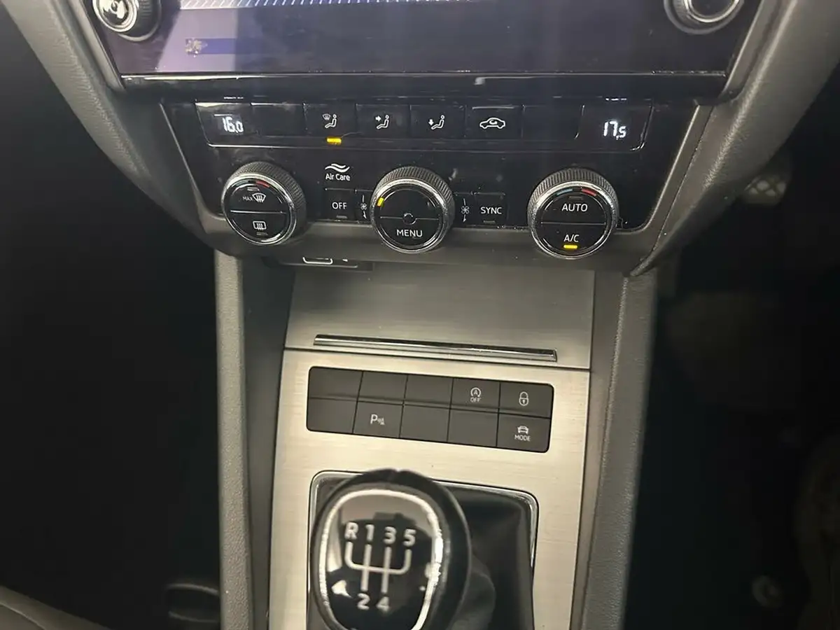 2019-skoda-octavia-16tdi-se-technology-estate-big-34