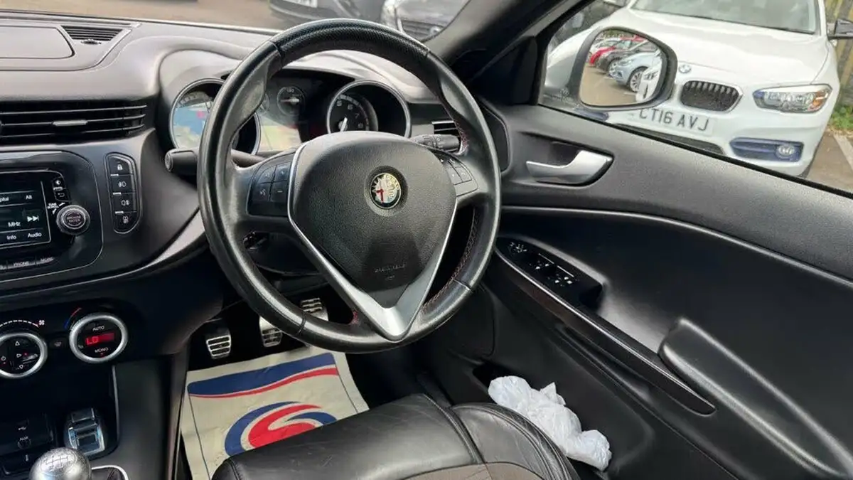 2014-alfa-romeo-giulietta-14-exclusive-big-22