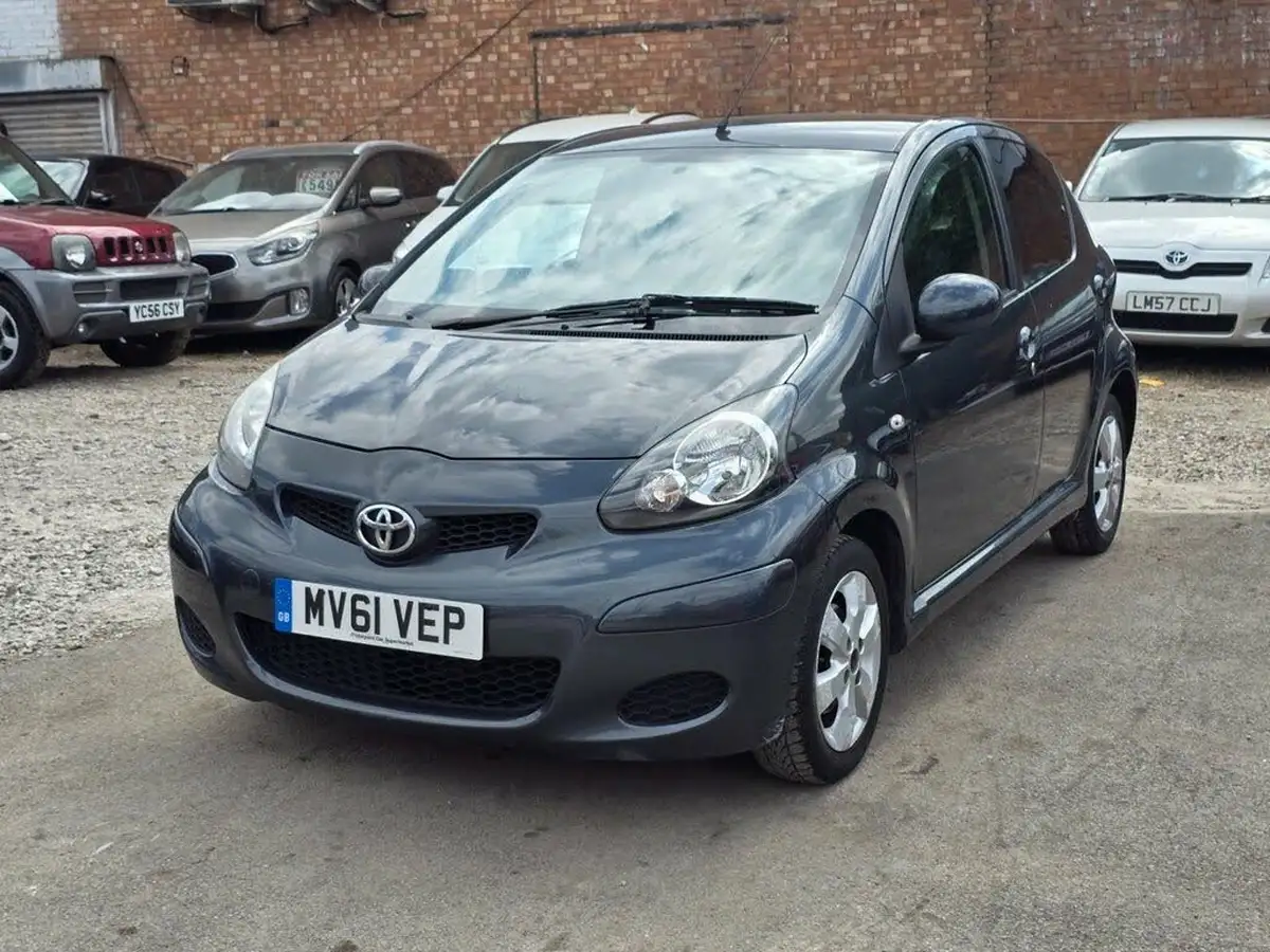 2011-toyota-aygo-10-aygo-go-vvt-i-5d-big-28