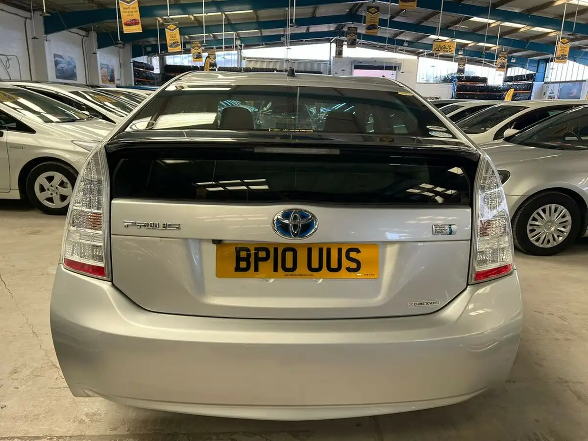 2010-toyota-prius-big-17
