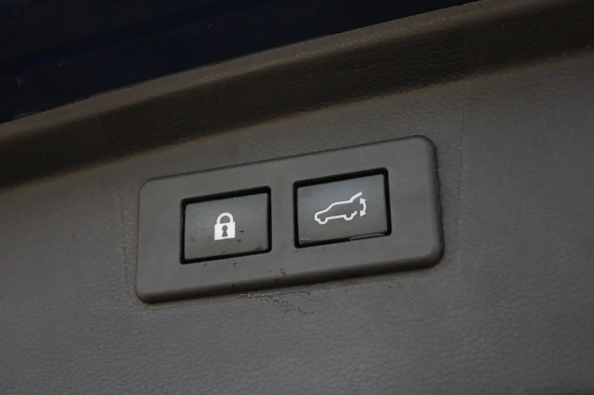 2023-subaru-outback-25i-field-big-38