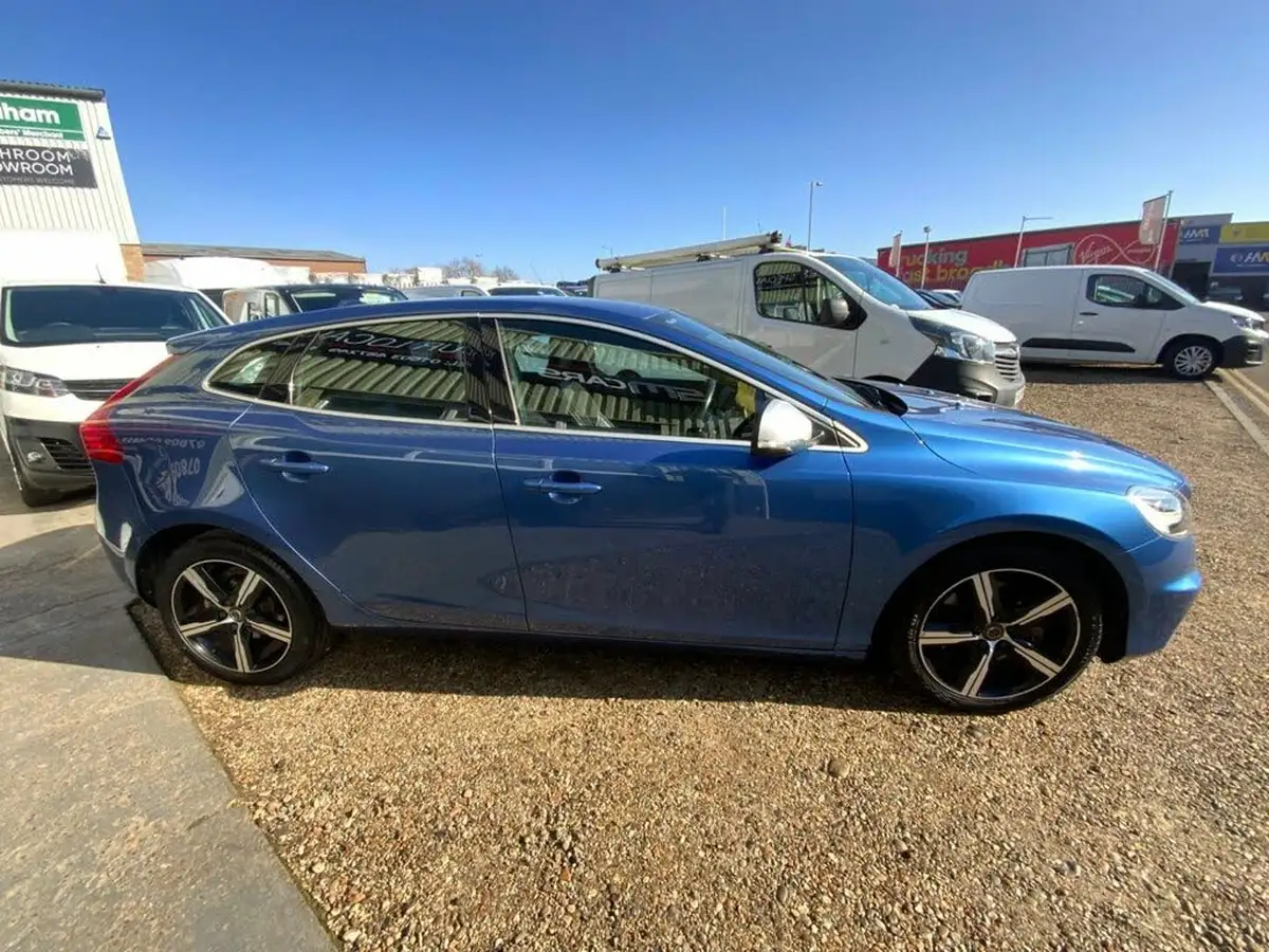 2016-volvo-v40-15-r-design-t2-122bhp-big-9