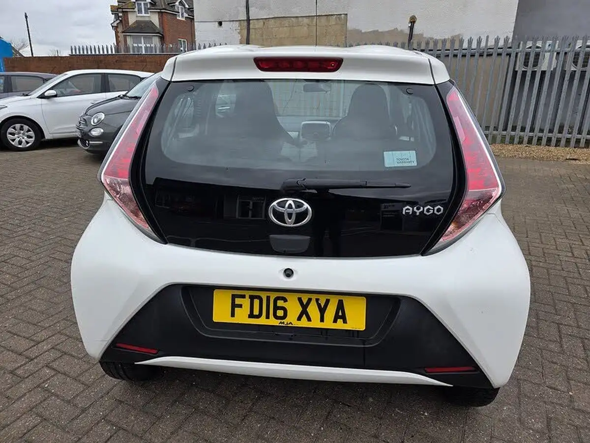 2016-toyota-aygo-10-vvt-i-x-play-68bhp-5d-big-5