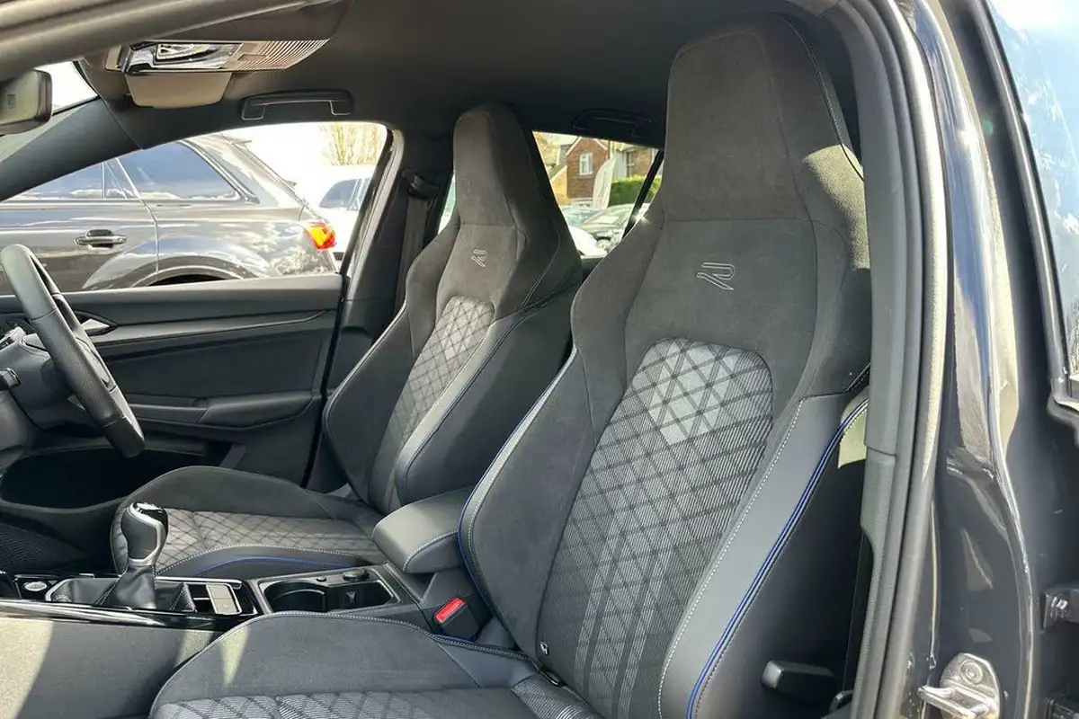 2024-volkswagen-golf-15-tsi-r-line-150ps-hatchback-big-32