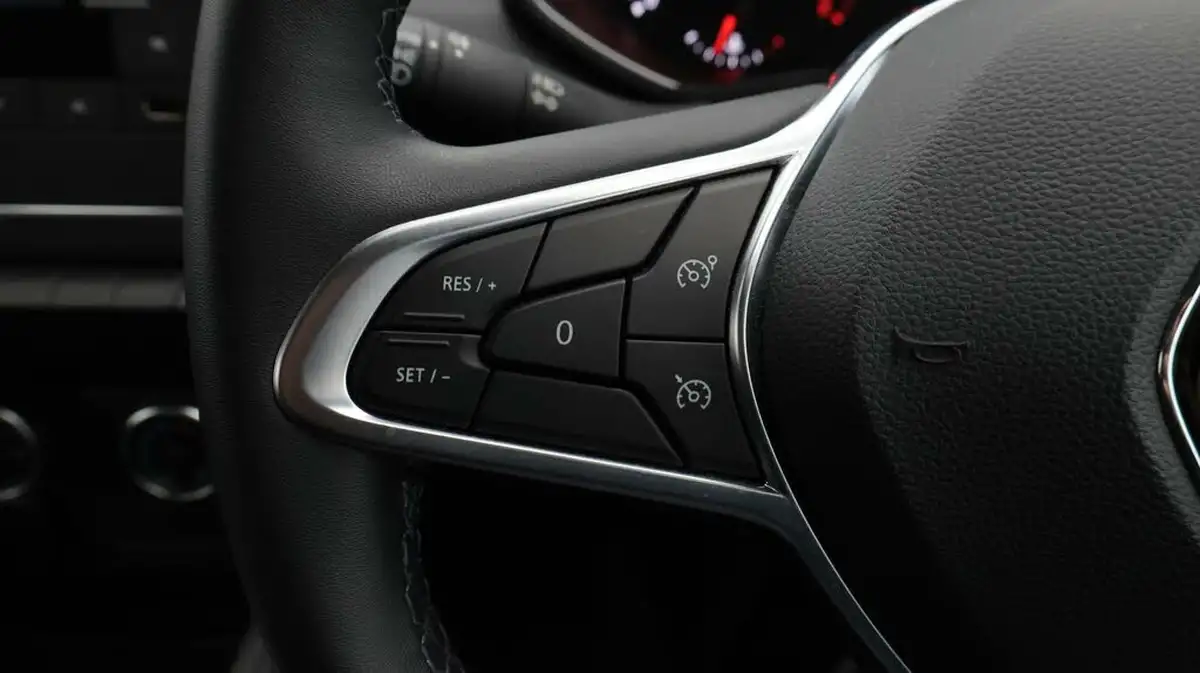 2021-renault-clio-10-sce-play-75bhp-big-22