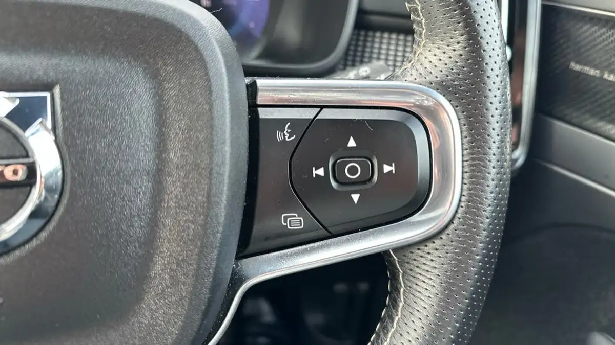 2021-volvo-xc40-e-p8-first-edition-big-18