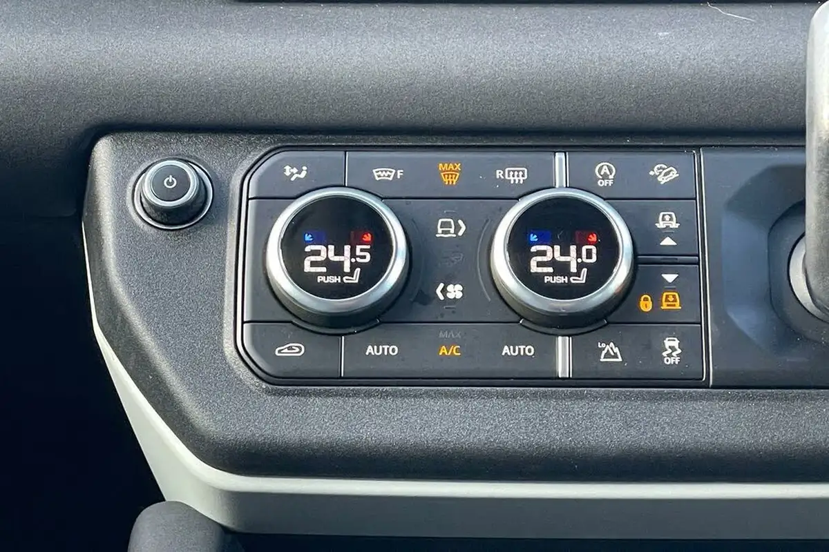2020-land-rover-110-defender-20-p300-se-110-big-15