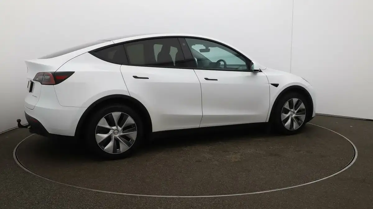 2022-tesla-model-y-e-long-range-big-44