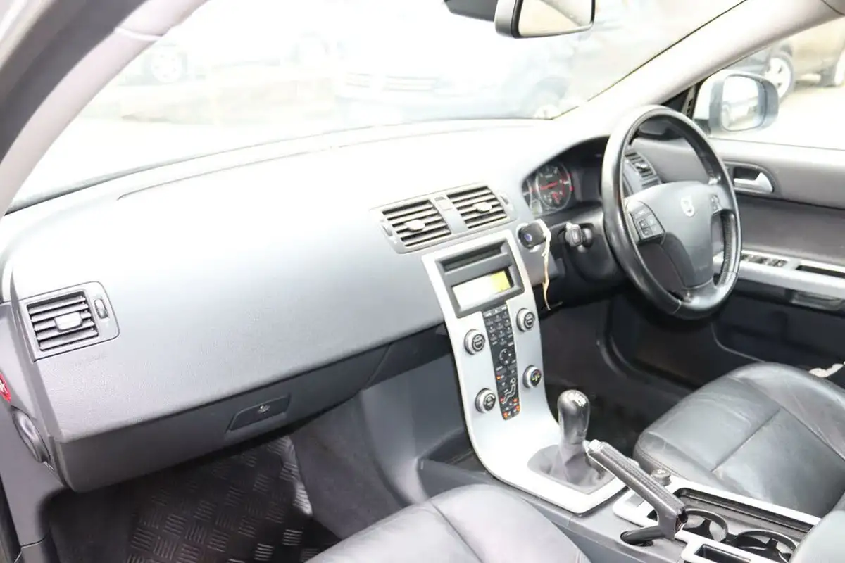 2010-volvo-v50-16td-drive-se-lux-115bhp-big-17