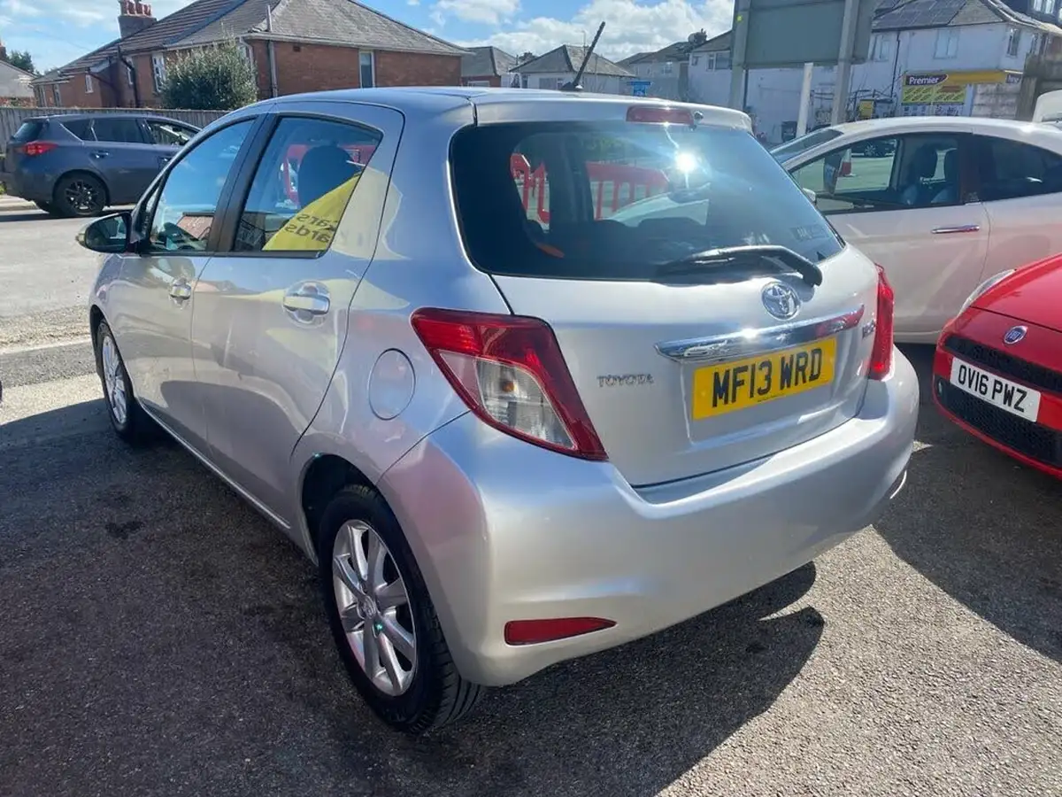 2013-toyota-yaris-133-tr-vvt-i-5d-big-6